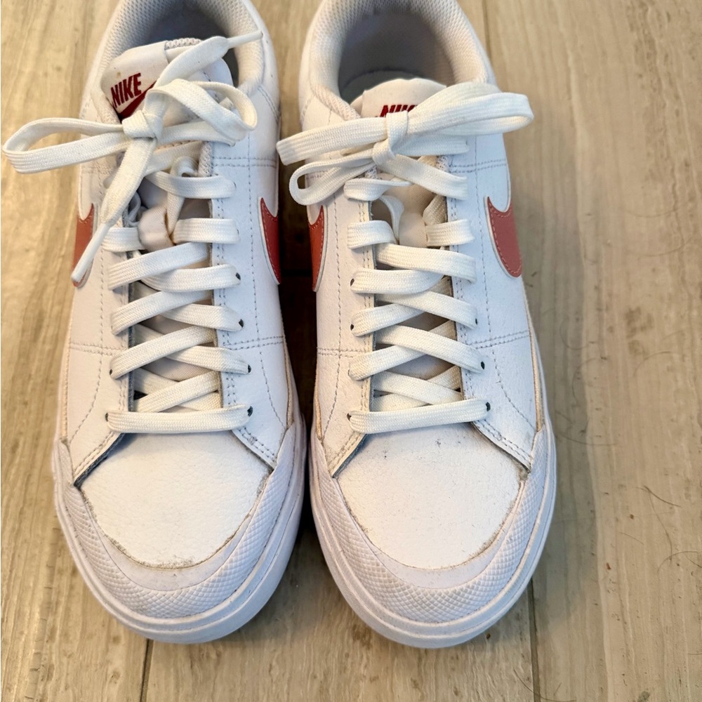 Nike White Low-Top Sneakers with rose pink Swoosh - Picture 3 of 4